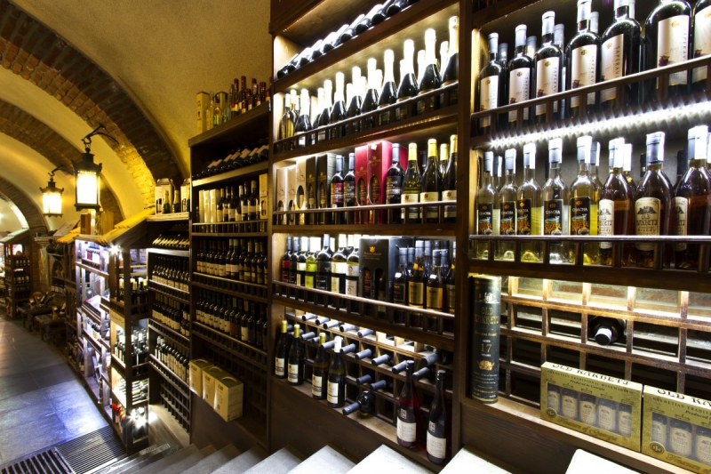 bar-COURSEGOULES-min_world_street_travel_shop_canon_georgia_wine_bottles-429767